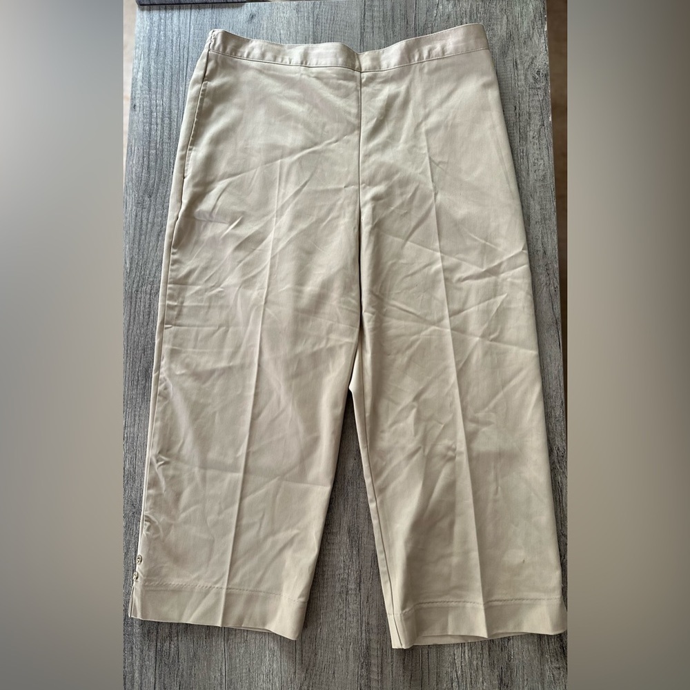 Alfred Dunner Khaki Classic Fit Capri Size 8
